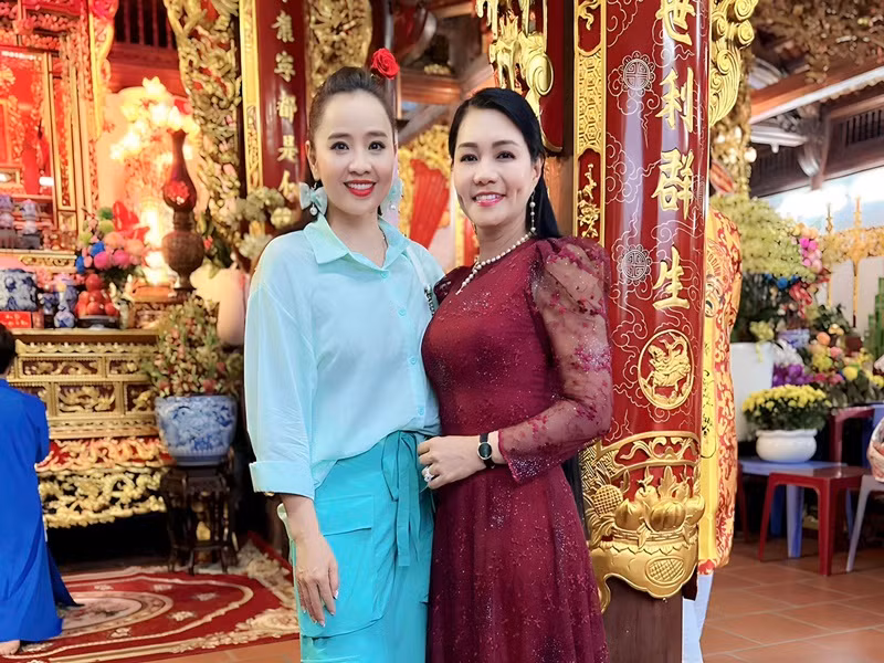 Hoài An dời lịch làm việc để dự lễ giỗ Tổ nghề sân khấu. Ảnh: FB Hoài An.