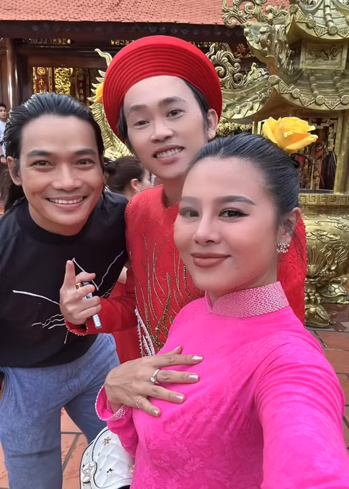 Nhà thờ Tổ của Hoài Linh năm nay đón giới nghệ sĩ. Ảnh: FB Nam Thư.