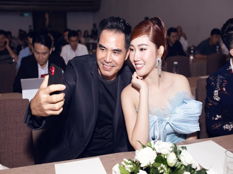 Trung Dũng phủ nhận tin đồn hẹn hò Thúy Ngân. Nam diễn viên cho biết, trong quá trình đóng phim, anh chăm sóc Thúy Ngân như anh em thân thiết. Việc này hoàn toàn tự nhiên vì trên phim trường, anh thương Thúy Ngân nhất, chứ không phải tạo cảm giác gần gũi để đóng phim. Ảnh: FBNV.