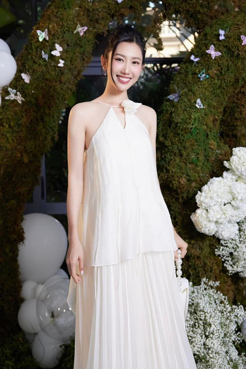 Mới đây, Thúy Ngân chia sẻ, việc fan "đẩy thuyền" không quyết định được tình cảm của cặp đôi, mà phải do chính các nghệ sĩ xuất phát với nhau. Đối với Thúy Ngân, nếu yêu đương, cô sẽ công khai.