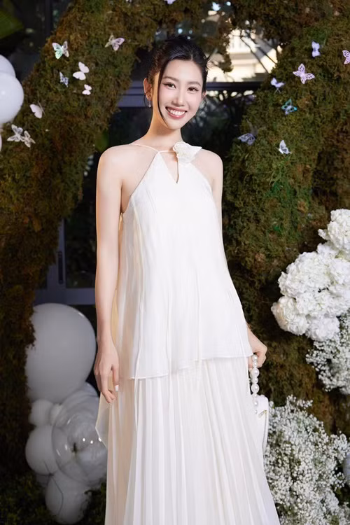 Mới đây, Thúy Ngân chia sẻ, việc fan "đẩy thuyền" không quyết định được tình cảm của cặp đôi, mà phải do chính các nghệ sĩ xuất phát với nhau. Đối với Thúy Ngân, nếu yêu đương, cô sẽ công khai.