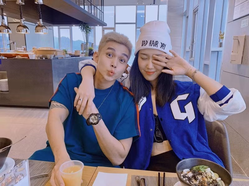 Tin đồn tình cảm giữa Jun Phạm và Thúy Ngân bắt đầu rộ lên từ năm 2022 và xuất phát do cả hai khá thân thiết. Vì nghi vấn hẹn hò Thúy Ngân, Jun Phạm cho biết, anh bị khán giả phản ứng. Bản thân nam ca sĩ không quan tâm lắm đến những bình luận trái chiều này. Ảnh: Yan.