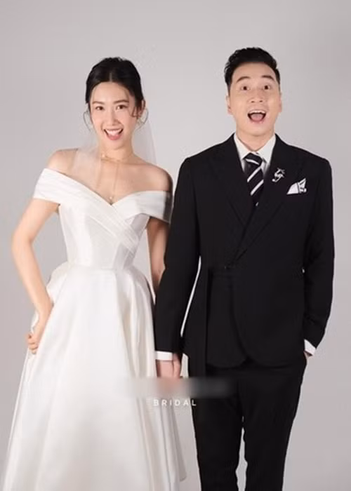 Tháng 12/2021, loạt ảnh trong trang phục cô dâu chú rể của Thúy Ngân - Karik gây tò mò. Người cho rằng đây chỉ là bộ ảnh quảng bá cho studio cưới, người thì cho rằng cả hai rất đẹp đôi. Ảnh: Vietnamnet.