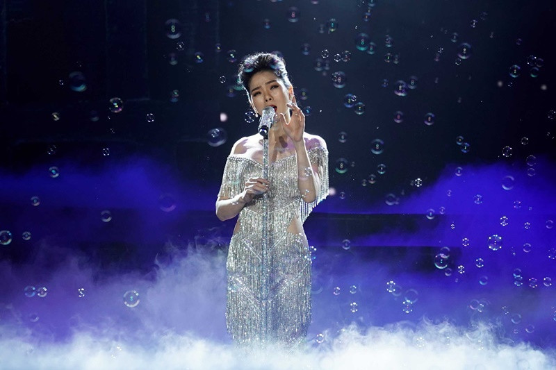 Quang Tèo chia sẻ trên Dân Trí về thời chưa nổi tiếng của Lệ Quyên: “Hồi đó, Quyên còn trẻ, mới ra trường nhưng cũng rất chăm chỉ. Cô ấy phải hát lót trước khi tôi lên diễn với cát-sê cũng chỉ 150 nghìn đồng một đêm diễn”. Ảnh: Người Lao Động.