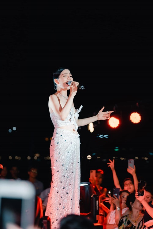 Năm 2017, Quang Lê cho biết, cát-sê của Lệ Quyên ở hải ngoại lên đến 12.000 USD (gần 300 triệu đồng), tuy nhiên, lâu lâu cô mới sang một lần chứ không biểu diễn thường xuyên. Ảnh: FBNV.