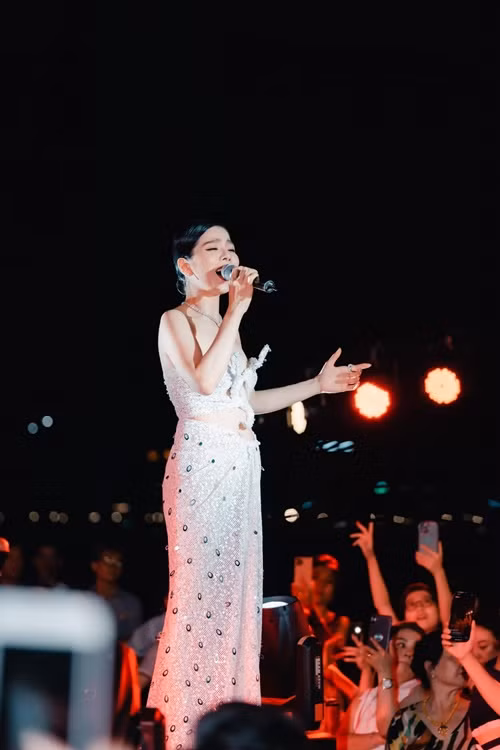 Năm 2017, Quang Lê cho biết, cát-sê của Lệ Quyên ở hải ngoại lên đến 12.000 USD (gần 300 triệu đồng), tuy nhiên, lâu lâu cô mới sang một lần chứ không biểu diễn thường xuyên. Ảnh: FBNV.