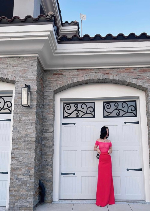 Ở tuổi 42, Lệ Quyên tận hưởng cuộc sống giàu sang. Cô sở hữu nhiều túi, đồng hồ hàng hiệu, nhẫn kim cương. Ở Việt Nam, Lệ Quyên sống trong căn biệt thự triệu đô. Còn khi sang Mỹ, người đẹp ở căn biệt thự diện tích 400m2. Ảnh: FBNV.