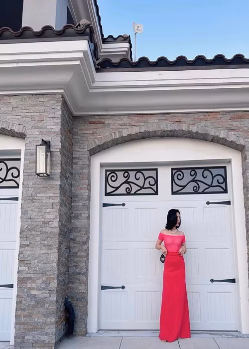 Ở tuổi 42, Lệ Quyên tận hưởng cuộc sống giàu sang. Cô sở hữu nhiều túi, đồng hồ hàng hiệu, nhẫn kim cương. Ở Việt Nam, Lệ Quyên sống trong căn biệt thự triệu đô. Còn khi sang Mỹ, người đẹp ở căn biệt thự diện tích 400m2. Ảnh: FBNV.