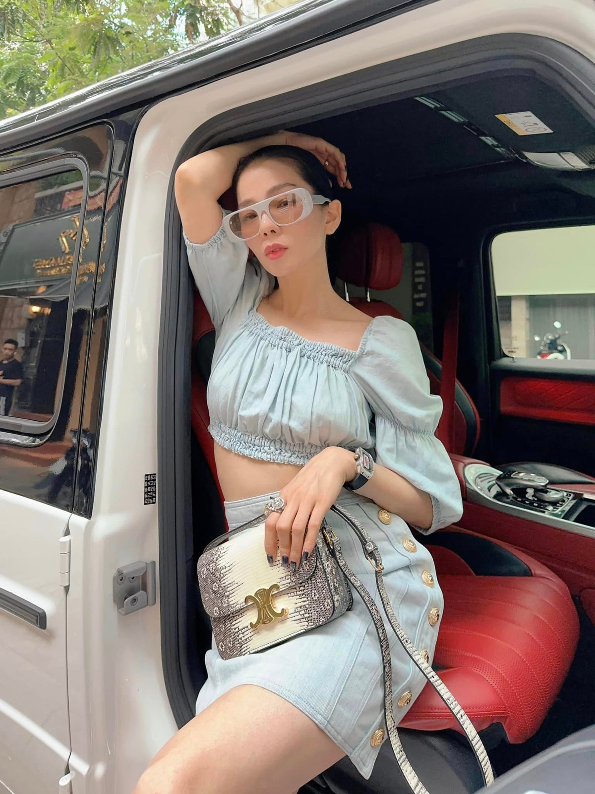 Ngoài ở biệt thự, cô còn đi xe sang. Các mẫu xe của Lệ Quyên có giá trị vài tỷ đến hàng chục tỷ đồng. Ảnh: FBNV.