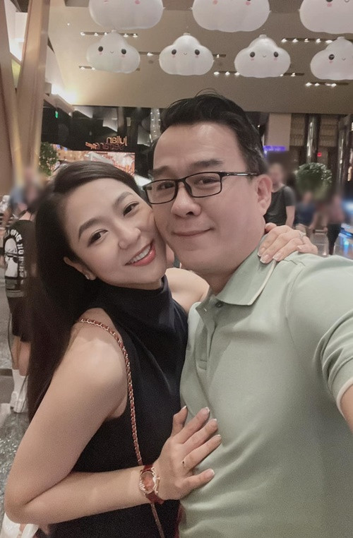 Dù chị Thanh Đào phủ nhận tin đồn Hà Thanh Xuân là người thứ ba, mối quan hệ giữa “vua cá Koi” và Hà Thanh Xuân vẫn gây tranh cãi. Cả hai từng khóa trang cá nhân. Khi mở lại Facebook, Thắng Ngô tiếp tục dành cho Hà Thanh Xuân nhiều lời mật ngọt và chia sẻ không ít khoảnh khắc tình tứ. Ảnh: FBNV.