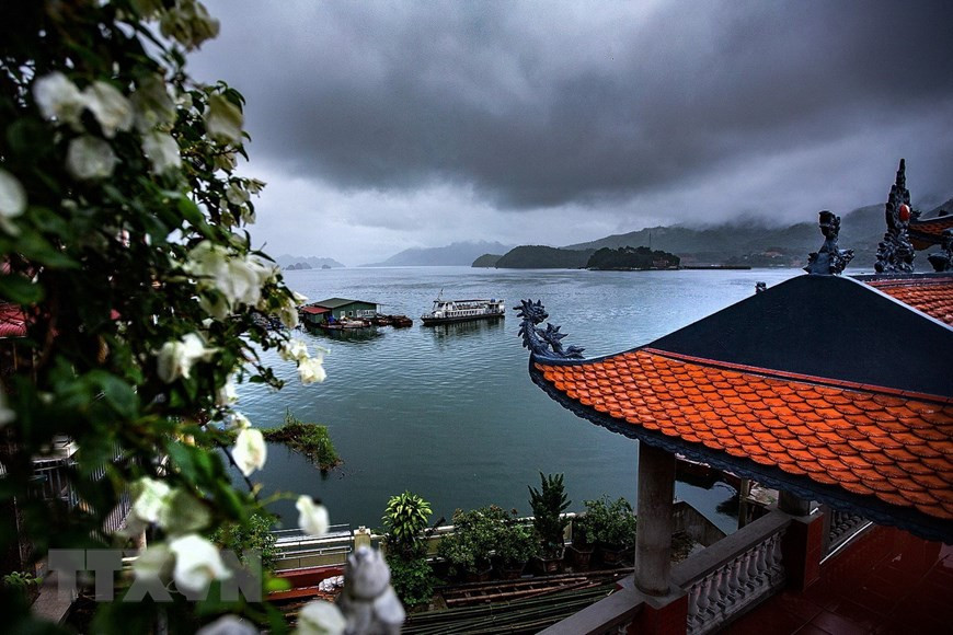 Trong ảnh: Từ đền Chúa Thác Bờ du khách sẽ được thưởng lãm cảnh quan của hồ Hòa Bình thơ mộng. (Ảnh Trọng Đạt/TTXVN)