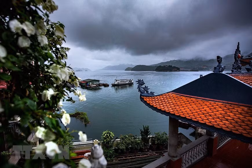 Trong ảnh: Từ đền Chúa Thác Bờ du khách sẽ được thưởng lãm cảnh quan của hồ Hòa Bình thơ mộng. (Ảnh Trọng Đạt/TTXVN)
