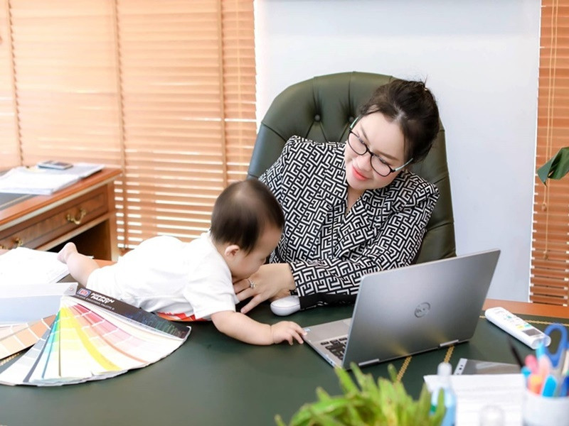 Bà xã Quý Bình chia sẻ, bé Eric điềm đạm, hay cười và lanh lợi.