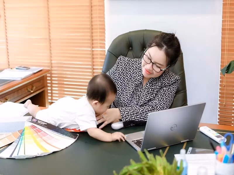 Bà xã Quý Bình chia sẻ, bé Eric điềm đạm, hay cười và lanh lợi.