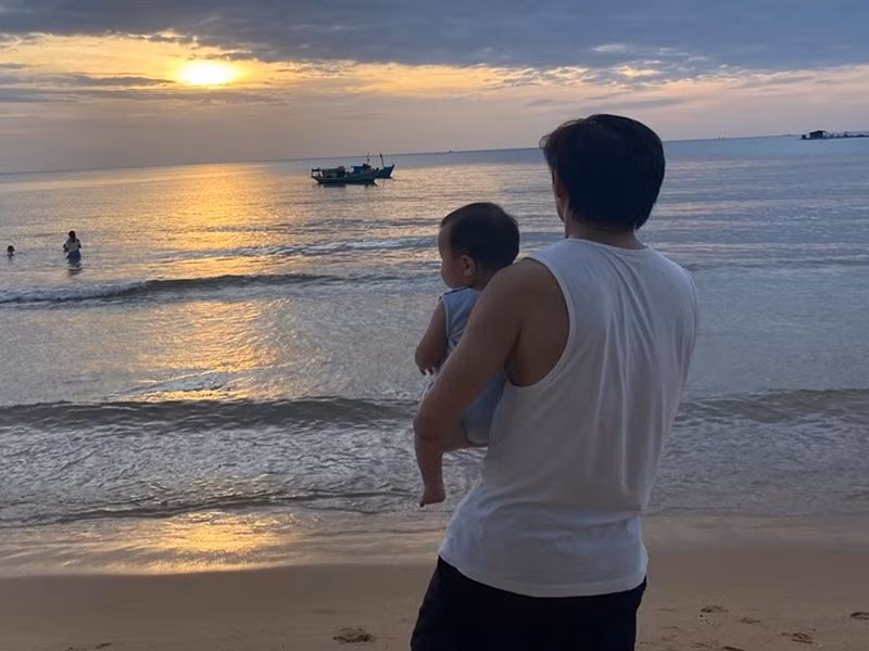 Quý Bình chăm sóc con trai kỹ lưỡng. Anh tự giặt quần áo của con bằng tay, thay tã, tắm, cho con ăn.