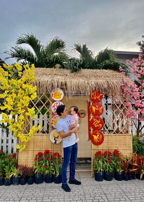 Nam diễn viên khoe hình ảnh đón Tết Nguyên đán cùng con trai.