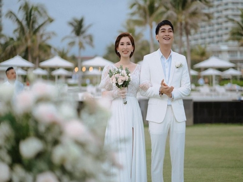 Bà xã Khương Ngọc lộ diện trong đám cưới. Cô tên Hải Yến, không hoạt động nghệ thuật. Trong cuộc phỏng vấn với Saostar, Khương Ngọc cho biết, lần đầu tiên gặp nhau, vợ nghĩ anh đào hoa, không chung thủy, thích chọc ghẹo. Trong quãng thời gian hẹn hò, cả hai không xảy ra cãi vã, cũng không xích mích hay xung đột. Khương Ngọc biết ơn vợ rất nhiều khi cô có thể gắn bó với một người đàn ông khó chịu, khô khan như anh. Ảnh: Zing.