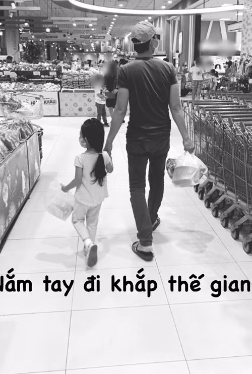 Khương Ngọc chăm sóc con chu đáo. Anh làm đồ ăn dặm cho con, ru con ngủ, thay tã, tắm rửa, đưa đón con đi học. Ảnh: Zing.