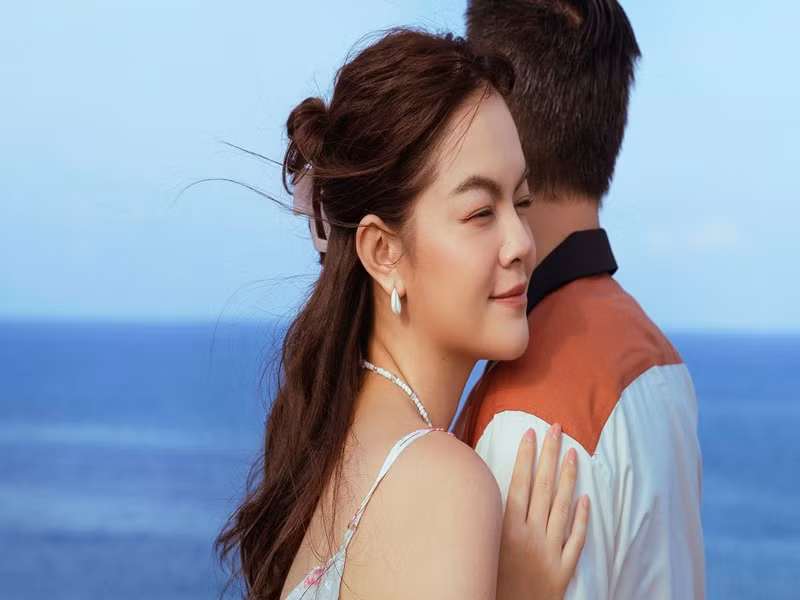 Phạm Quỳnh Anh chia sẻ, bạn trai rất hợp tác khi đóng MV. "Khi tôi giả bộ gợi ý đóng MV, tôi nghĩ đối phương sẽ phản ứng dữ dội kiểu không đóng đâu, nhưng tôi lại không thấy sự từ chối nào hết, ngược lại, anh rất hợp tác. Đến 2 - 3 ngày sau, tôi vẫn còn hỏi lại xem đó có phải một quyết định bồng bột không, nhưng anh ấy vẫn chắc chắn", cô chia sẻ trên VOV.