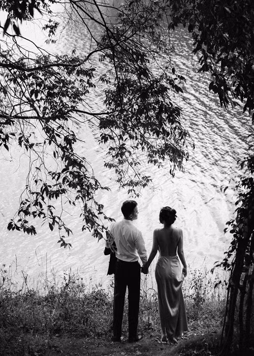 Trên trang cá nhân, Phạm Quỳnh Anh vừa khoe ảnh hạnh phúc bên người yêu giấu mặt.