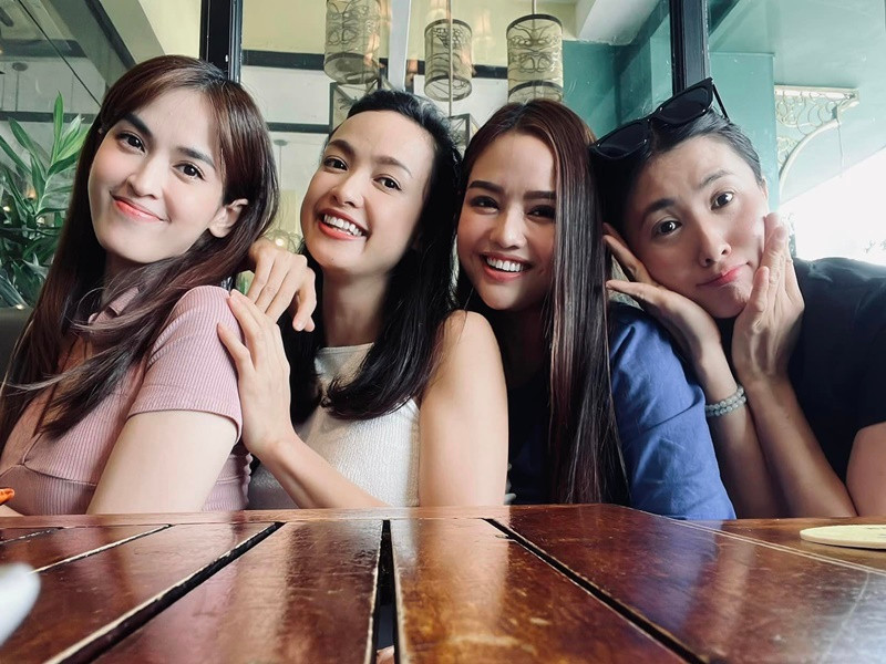 Tú Vi, Nguyệt Ánh, Lê Bê La và Kha Ly đang có tổ ấm hạnh phúc trong khi Hiền Trang (thứ hai bên phải) ly hôn cách đây 5 năm. Ảnh: FBNV.