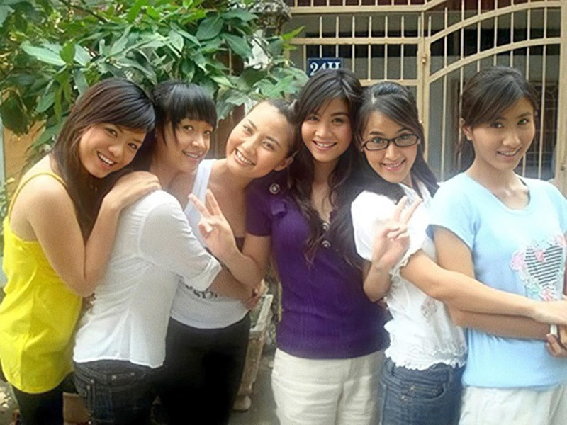 Lên sóng năm 2010, Cổng mặt trời có nội dung xoay quanh một nhóm bạn sinh viên từ quê lên thành phố học tập, sinh sống. Ảnh: Zing.