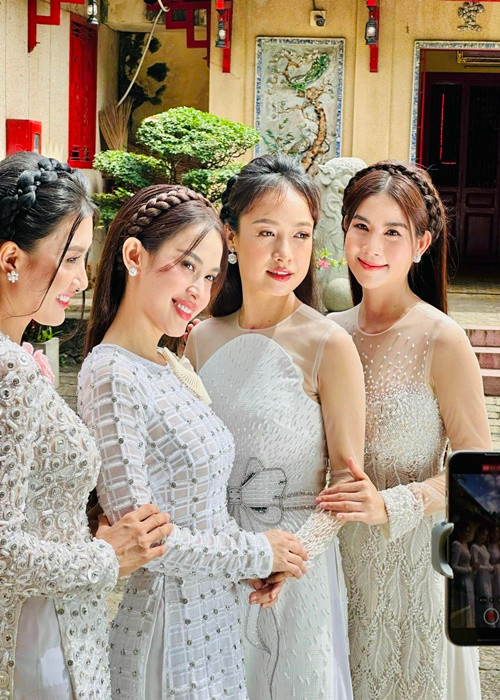 Nguyệt Ánh, Tú Vi, Lê Bê La và Kha Ly luôn ủng hộ công việc của nhau. Ảnh: FBNV.