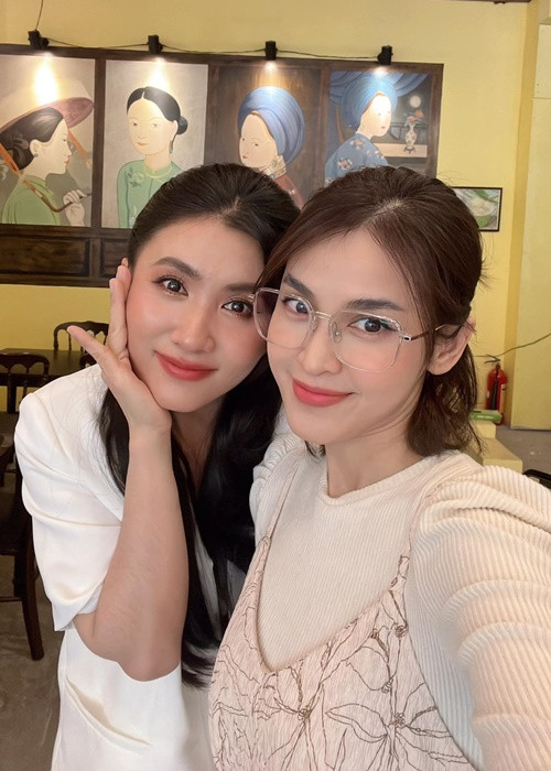 Ngày đóng Cổng mặt trời, Nguyệt Ánh nổi tiếng nhưng rất thân thiện với các bạn diễn như Tú Vi, Kha Ly... Ảnh: FBNV.