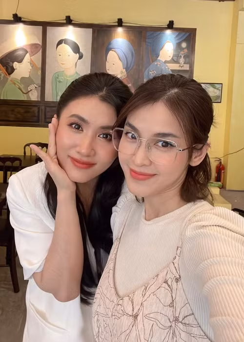 Ngày đóng Cổng mặt trời, Nguyệt Ánh nổi tiếng nhưng rất thân thiện với các bạn diễn như Tú Vi, Kha Ly... Ảnh: FBNV.