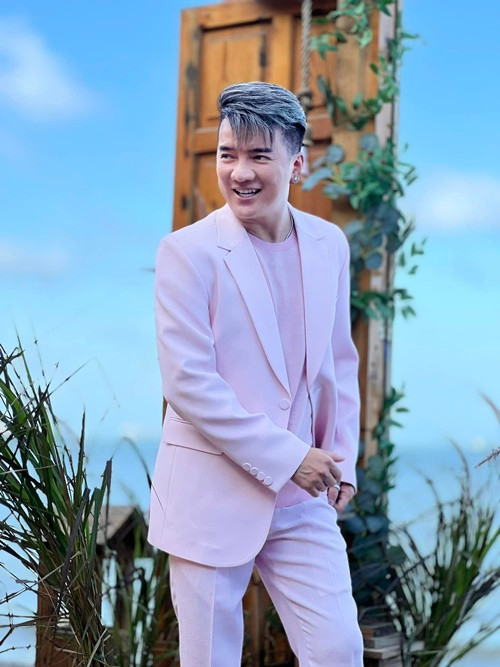 Năm 2017, một bầu show lớn ở Mỹ chia sẻ, các ca sĩ có cát-sê đứng hàng top gồm Đàm Vĩnh Hưng, Mỹ Tâm, Lệ Quyên với giá thấp nhất 7.000 USD/show và cao nhất 15.000 USD/show. Mỗi chuyến lưu diễn, ca sĩ sẽ nhận ít nhất 3 show và thu nhập trung bình từ 30.000 - 40.000 USD. Ảnh: FBNV.