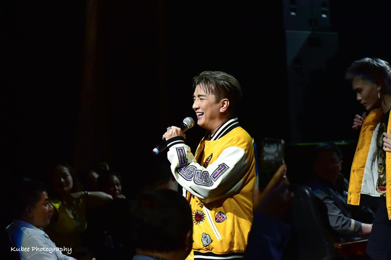 Theo Tiền Phong, ông Phạm Tuyên - một bầu show ở Hải Phòng từng tiết lộ: "Nếu muốn mời Đàm Vĩnh Hưng về Hải Phòng hoặc các show diễn tỉnh lẻ và hát khoảng 5 - 6 tiết mục, chúng tôi phải trả 200 triệu mỗi show. Giá này đã bao gồm chi phí cho cả vũ đoàn gồm vé máy bay, chỗ ăn ở, phương tiện đi lại". Ảnh: FBNV.