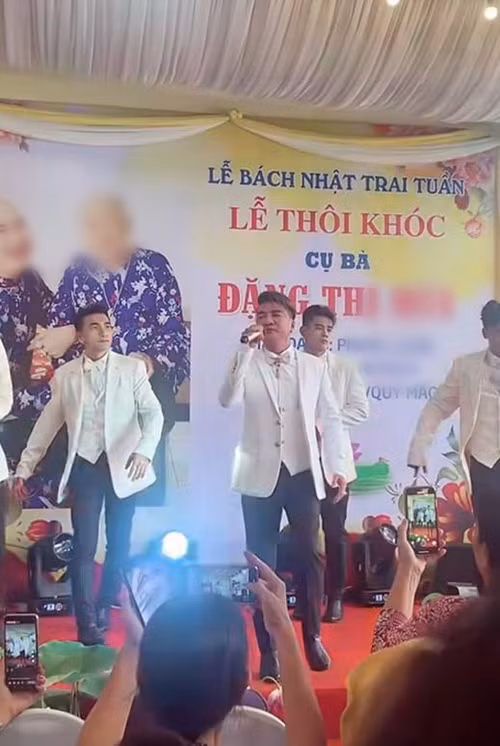 Mới đây, nghệ sĩ cải lương Chung Tử Long chia sẻ với Người Đưa Tin, thông tin Đàm Vĩnh Hưng hát tại "lễ thôi khóc" là sự thật. Theo Chung Tử Long, Mr Đàm được một người mời và không có mối quan hệ thân thiết với gia chủ. “Chủ nhà là ông chủ một tiệm vàng, tổ chức lễ cúng 100 ngày cho bà nội mất hồi tháng 6 vừa qua”, Chung Tử Long nói thêm. Ảnh: Người Đưa Tin.