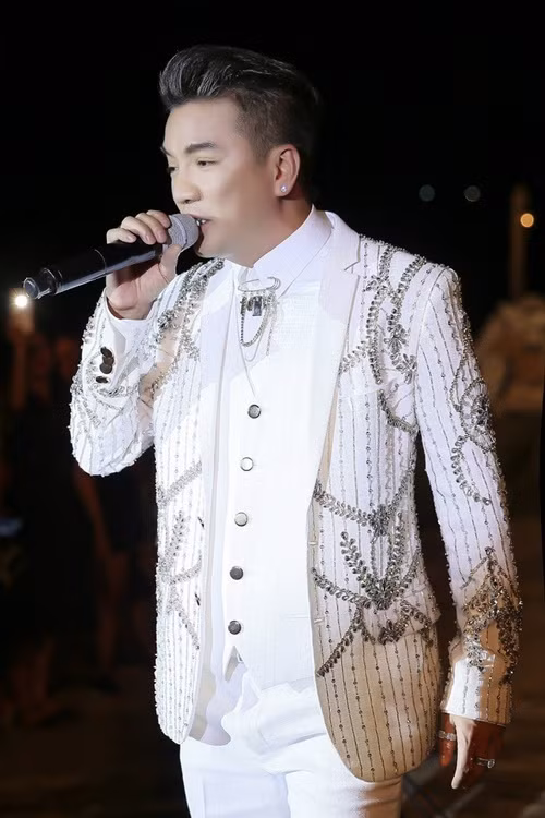 Mr Đàm chia sẻ, anh xác định mang lời ca tiếng hát phục vụ công chúng. Bởi vậy, ai có nhu cầu và nam ca sĩ thấy hợp lý thì anh sẽ nhận. Ảnh: Người Lao Động.