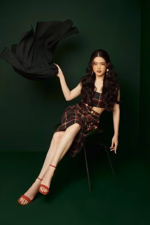 Tân Hoa hậu Nhân ái Việt Nam Trần Mỹ Huyền đang làm người mẫu tự do. Ảnh: FBNV.