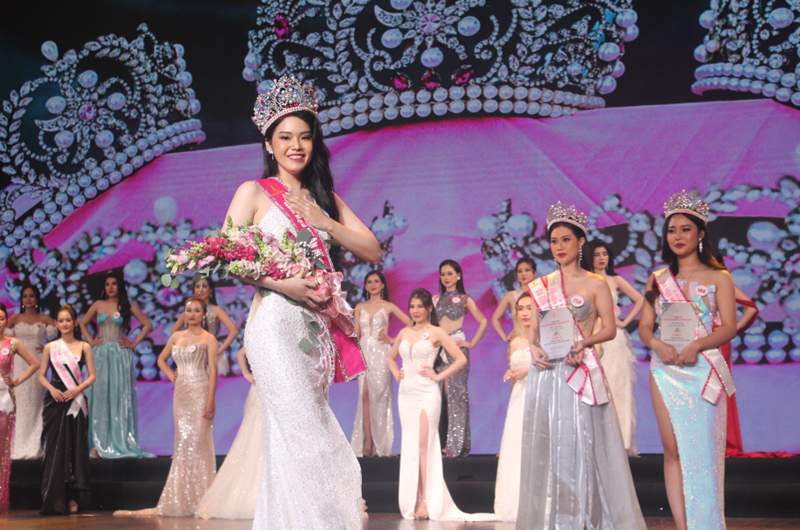 Tân hoa hậu "đánh bại" 21 người đẹp khác trong đêm chung kết để giành vương miện. Ảnh: Lâm Đồng Online.