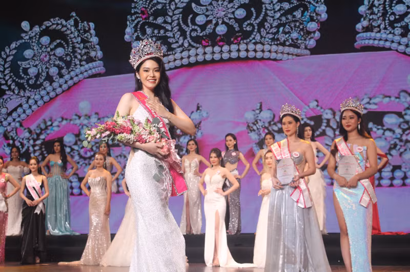 Tân hoa hậu "đánh bại" 21 người đẹp khác trong đêm chung kết để giành vương miện. Ảnh: Lâm Đồng Online.