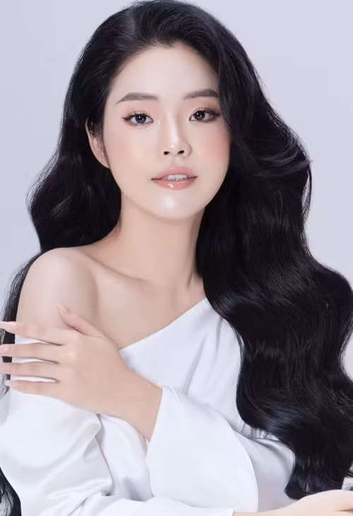 Mỹ Huyền sinh năm 1995, đã tốt nghiệp cử nhân ngành kế toán của Học viện Ngân hàng Hà Nội.