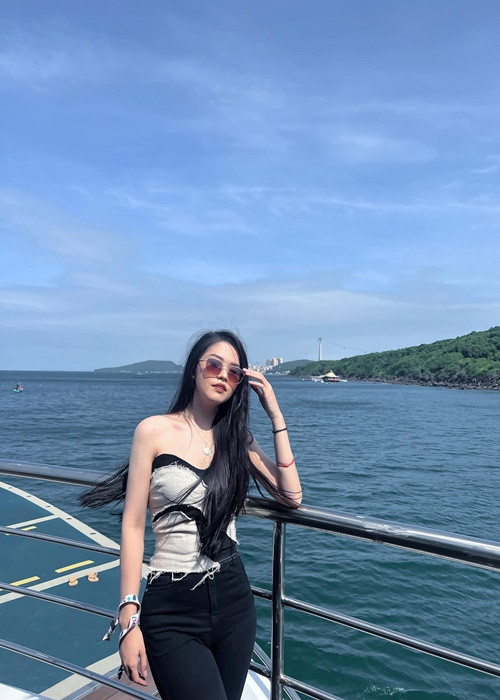 Ở đời thường, chân dài sinh năm 1995 chuộng mặc trẻ trung, gợi cảm. Ảnh: FBNV.