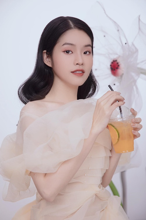 Trong chung kết Hoa hậu Nhân ái Việt Nam 2023, cô tự tin trả lời về việc thực hiện công tác thiện nguyện: "Tôi thấy mình phải có kiến thức, tính minh bạch từ khâu tổ chức và đề ra cụ thể nhiệm vụ, chức năng, trách nhiệm trong từng hoạt động". Ảnh: FBNV.