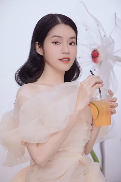 Trong chung kết Hoa hậu Nhân ái Việt Nam 2023, cô tự tin trả lời về việc thực hiện công tác thiện nguyện: "Tôi thấy mình phải có kiến thức, tính minh bạch từ khâu tổ chức và đề ra cụ thể nhiệm vụ, chức năng, trách nhiệm trong từng hoạt động". Ảnh: FBNV.