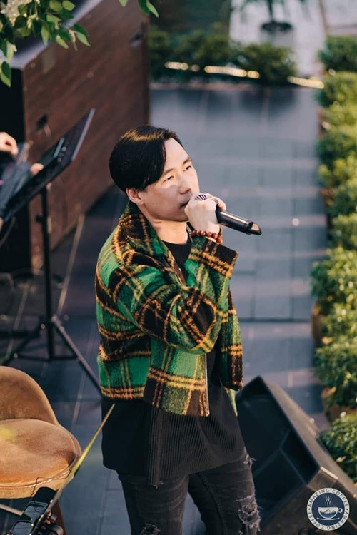 4 tháng trước, Khánh Phương cho biết, anh chuẩn bị ra mắt các sản phẩm âm nhạc mới, tổ chức một liveshow kỷ niệm 15 năm ca hát. Ảnh: FBNV.