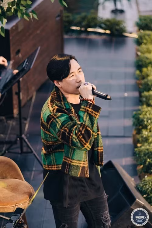 4 tháng trước, Khánh Phương cho biết, anh chuẩn bị ra mắt các sản phẩm âm nhạc mới, tổ chức một liveshow kỷ niệm 15 năm ca hát. Ảnh: FBNV.