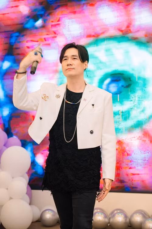 Mới đây, nam ca sĩ bán hết 908.576 cổ phiếu SJC, chiếm 13,1% vốn điều lệ của Công ty Cổ phần Sông Đà 1.01. Theo đó, Khánh Phương không còn là cổ đông của Sông Đà 1.01 - nơi vợ làm Chủ tịch. Ảnh: FBNV.