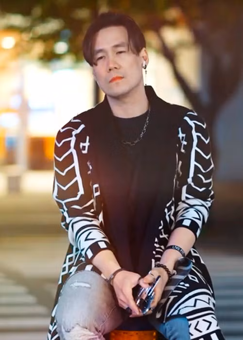 Nam ca sĩ khẳng định anh không mua bán chui hay cố tình gian lận cổ phiếu. “Tôi biết mình có lỗi vì bộ phận pháp chế có làm thủ tục đăng ký chào mua công khai nhưng chậm trễ. Trước giờ tôi chỉ mua bán cổ phiếu, thủ tục pháp lý do bên pháp chế thực hiện”, Khánh Phương nói. Ảnh: FBNV.