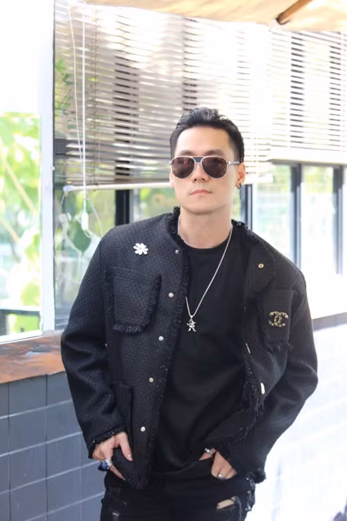 Hồi tháng 7 vừa qua, thông tin Khánh Phương có vợ khiến nhiều khán giả bất ngờ bởi nam ca sĩ không hé lộ chuyện tình cảm trong vài năm gần đây. Ảnh: FBNV.