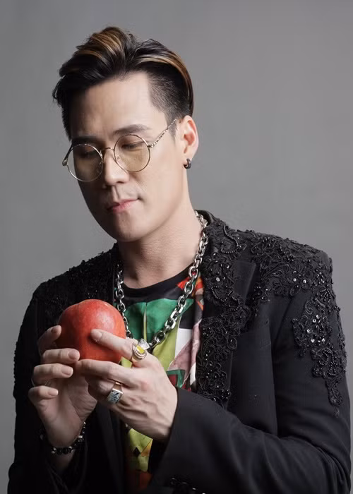 Phía giọng ca Chiếc khăn gió ấm không phản hồi về thông tin vợ là bà Vũ Thị Thúy. Ảnh: FBNV.