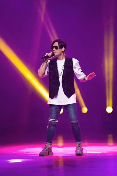 Ở tuổi 42, Khánh Phương vẫn đi hát. Nam ca sĩ cho biết, tình yêu âm nhạc luôn chảy trong máu của anh nên dù gia đình có giàu hay nghèo thì anh vẫn đi hát cho đến khi không còn hát được nữa. Ảnh: FBNV.