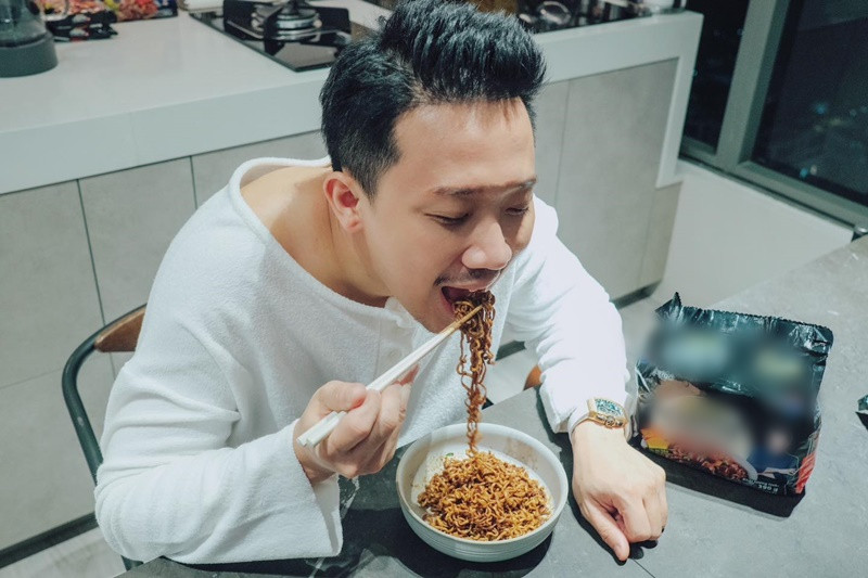 Thu nhập của Trấn Thành còn đến từng hợp đồng quảng cáo. Theo Dân Việt, ông xã Hari Won được trả 20.000 - 30.000 USD (460-690 triệu đồng) cho một TVC (phim quảng cáo).