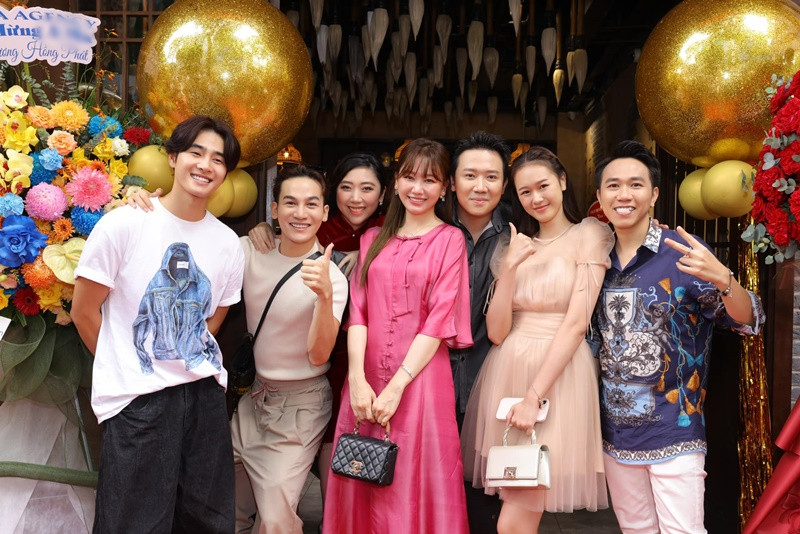 Ông xã Hari Won còn kinh doanh nhà hàng. Hồi tháng 8, vợ chồng Trấn Thành đã khai trương chi nhánh mới của nhà hàng cho thấy việc kinh doanh vô cùng thuận lợi.