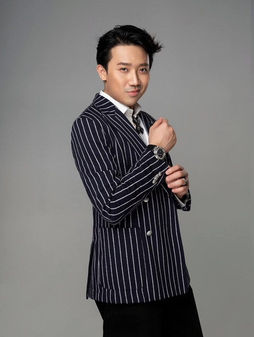 Kênh Youtube cũng mang lại thu nhập “khủng” cho ông xã Hari Won. Nhịp Sống Thị Trường cho hay, theo thống kê từ trang dữ liệu Social Blade, kênh Youtube Trấn Thành Town được thành lập từ năm 2014, với 703 video đã đăng tải và có hơn 1,4 tỷ lượt xem (tính đến ngày 6/6).